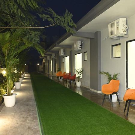 Trisaa Resort & Banquets Jhusi Exterior foto