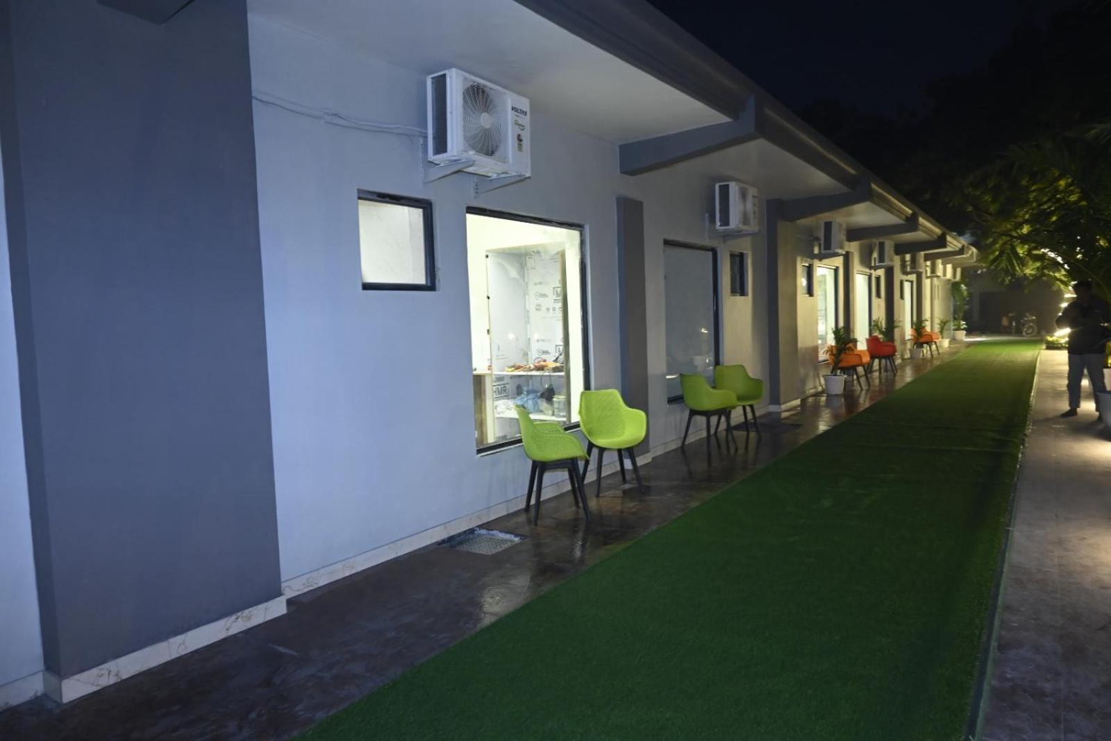Trisaa Resort & Banquets Jhusi Exterior foto