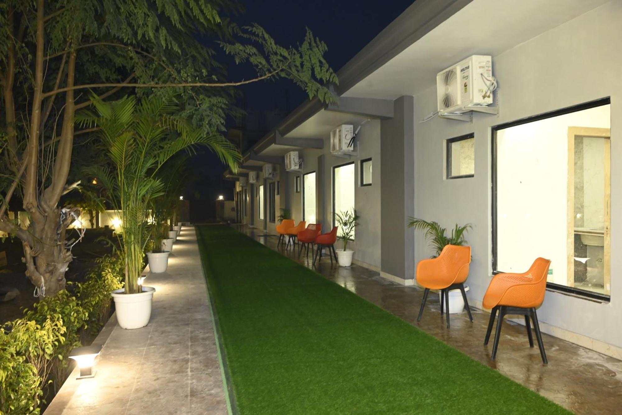 Trisaa Resort & Banquets Jhusi Exterior foto
